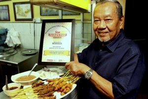 Sate Kajang Hj Samuri founder Datuk Samuri Juraimi showing off the award