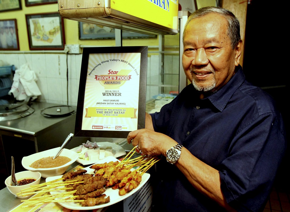 Sate Kajang Hj Samuri founder Datuk Samuri Juraimi showing off the award